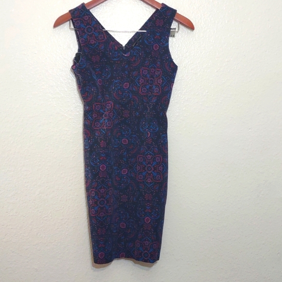 USED BANANA REPUBLIC SIZE 0 PRINT DRESS HAS HOLE IN CENTER AS SEEN IN PHOTOS - Picture 1 of 10